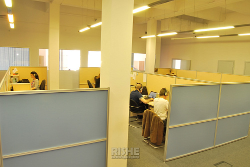 Перегородки Мобильные Ultra Light | Москва Перегородки из профиля толщиной 32мм для организации рабочих мест сотрудников в офисе. Заполнение панелями в 1 слой. Могут комплектоваться столешницами полками, крепящихся к профилю с помощью закладных элементов